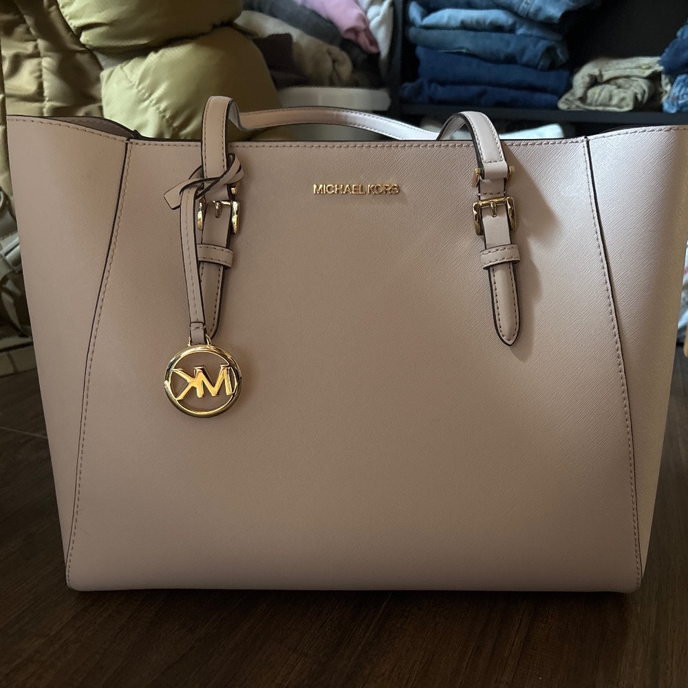 Pink Michael Kors purse, comes with clutch